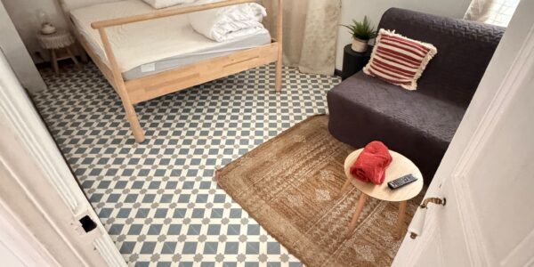 Appartement meublé 56 m² – Avignon intra-muros, place des Corps Saints