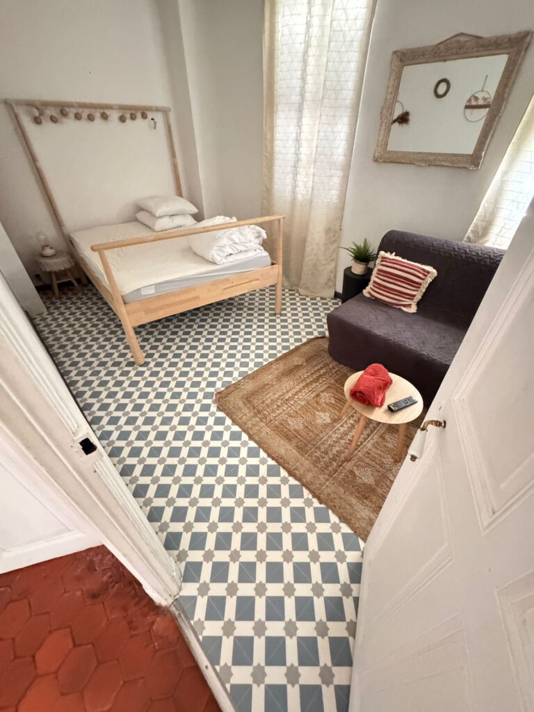 Appartement meublé 56 m² – Avignon intra-muros, place des Corps Saints — photo 1