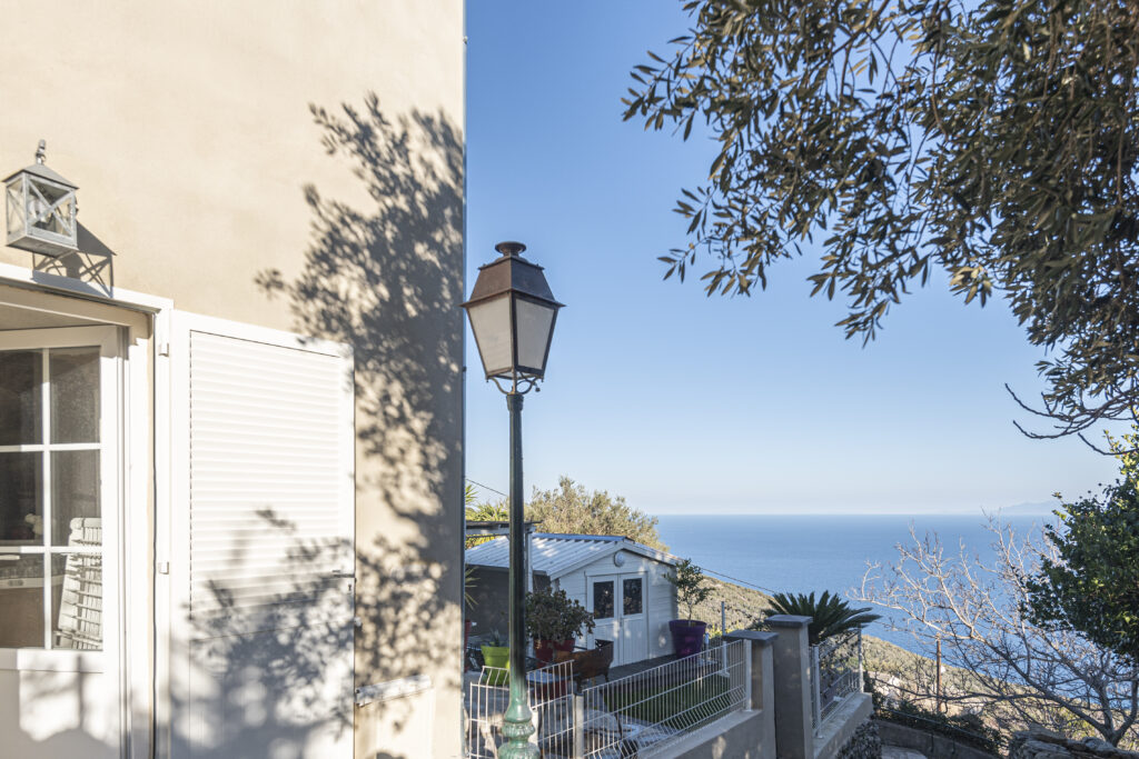 Studio meublé en pierres apparentes au Cap Corse – vue mer — photo 1