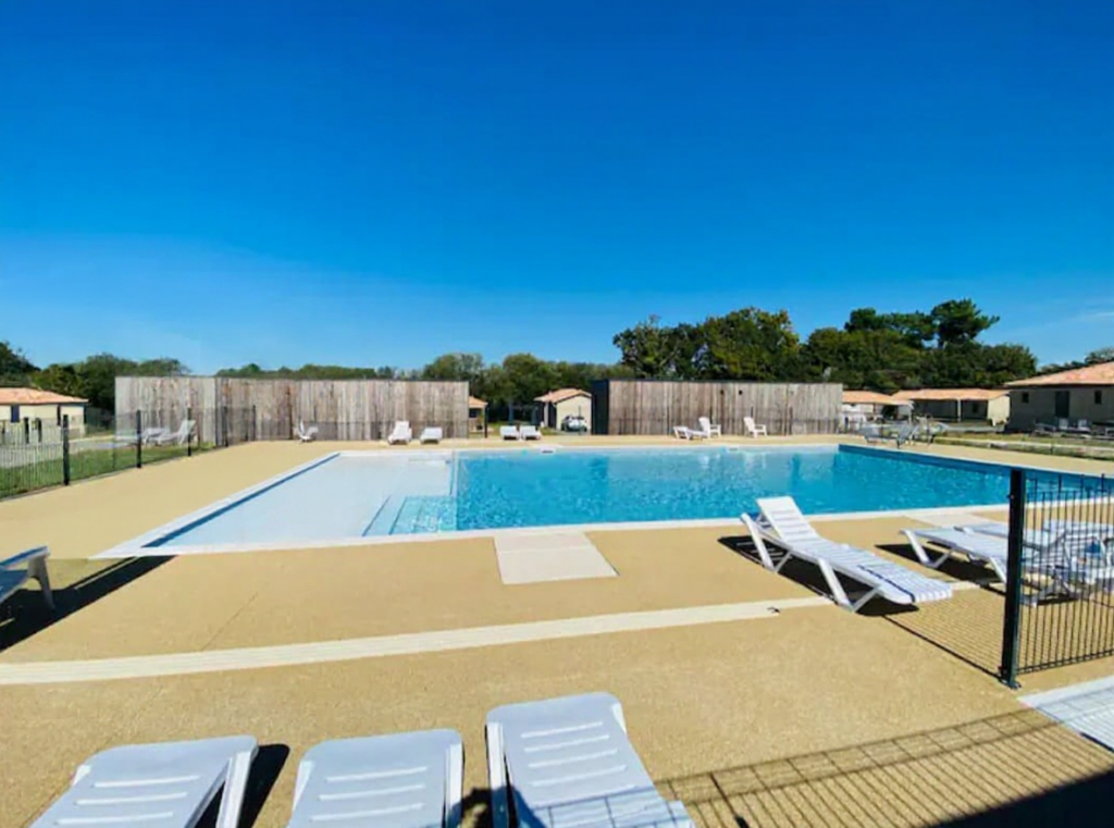 Chalet 56 m² climatisé avec piscine (animaux acceptés) jardin clôturé — photo 3