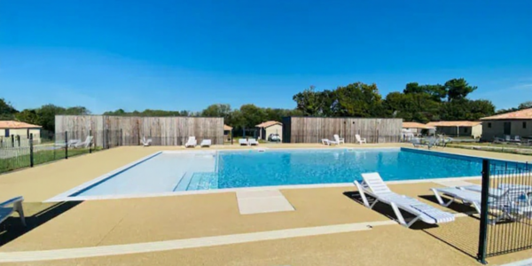 Chalet 56 m² climatisé avec piscine (animaux acceptés) jardin clôturé