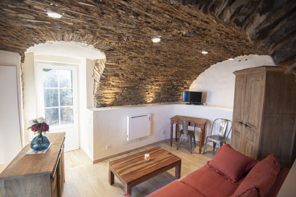 Studio meublé en pierres apparentes au Cap Corse – vue mer — photo 16