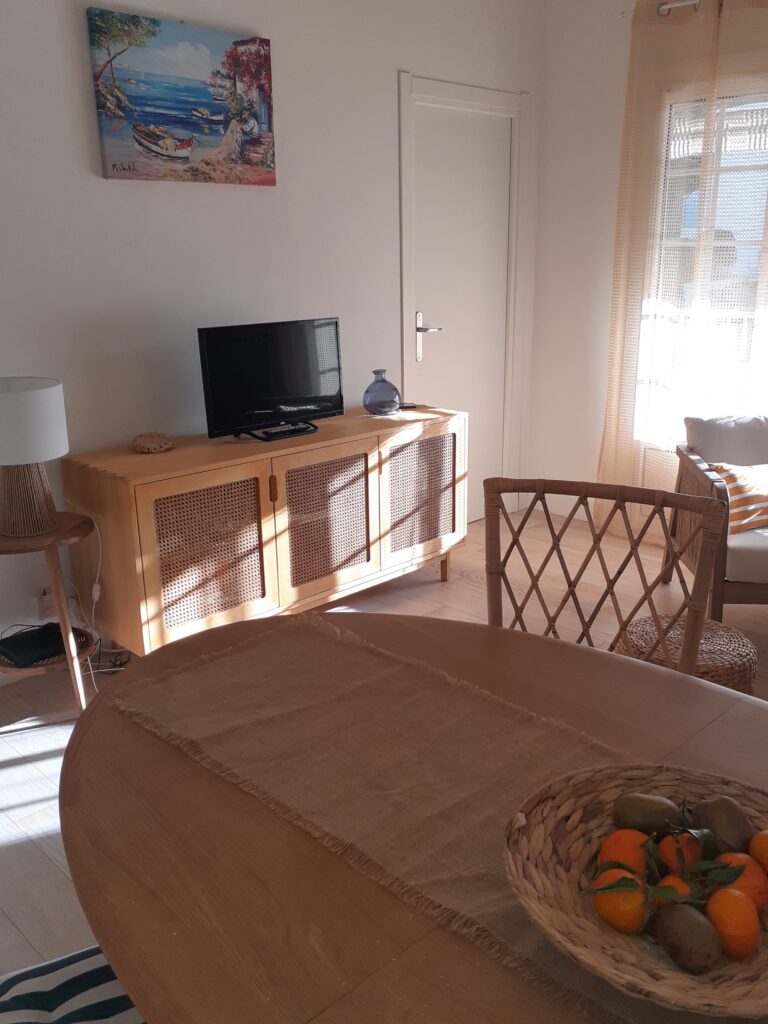 62 m² Furnished Duplex with Terrace and Sea View in Bandol — photo 5