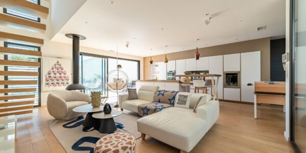 Architect Villa with Pool, Jacuzzi & Gym in Clarensac