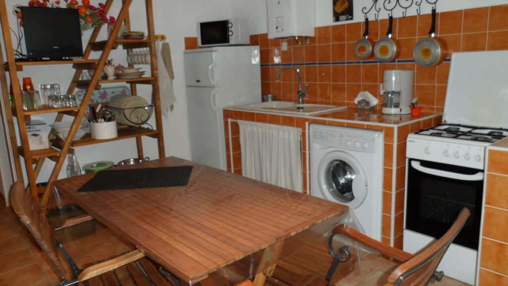 Independent 2-Bedroom House with Enclosed Garden – Afa — photo 2