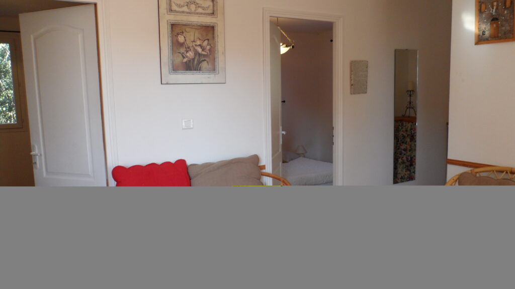Independent 2-Bedroom House with Enclosed Garden – Afa — photo 3