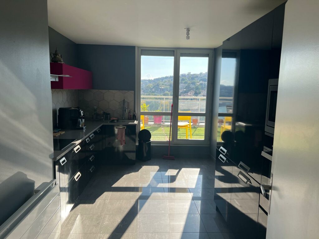 Appartement avec vue sur les hauteurs de Lyon — photo 4