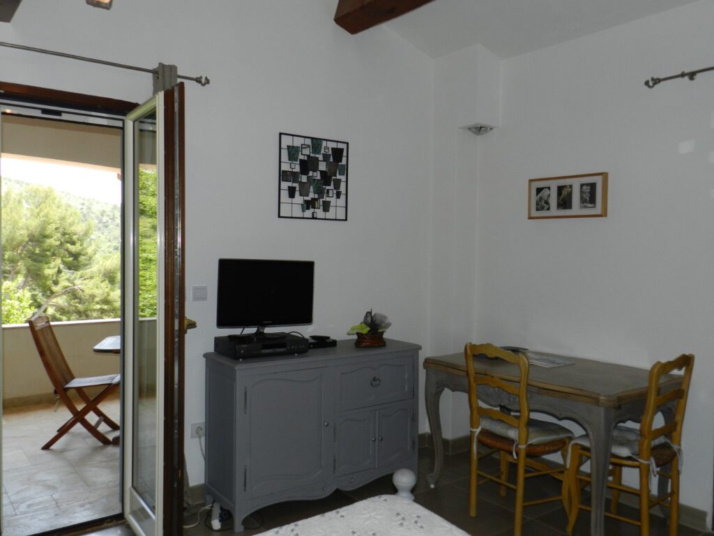 Studio meublé avec terrasse et vue – Gémenos — photo 8