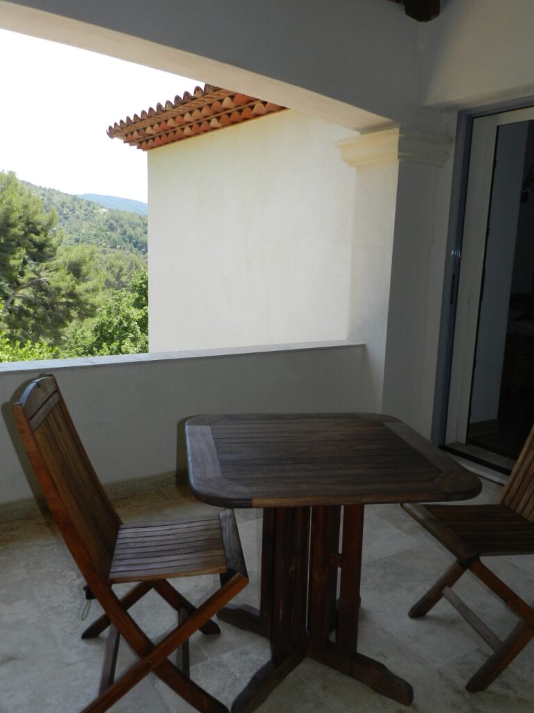 Studio meublé avec terrasse et vue – Gémenos — photo 14