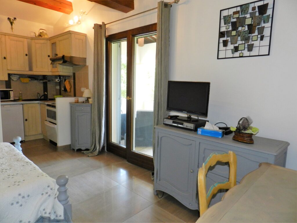 Studio meublé avec terrasse et vue – Gémenos — photo 17