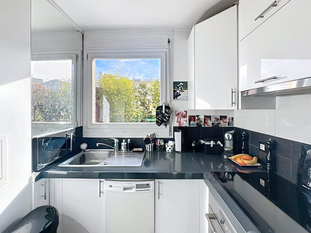 Bright 1-Bedroom with Two Terraces in Courbevoie — photo 12