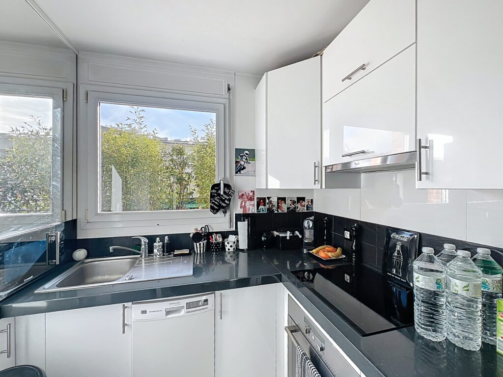 Bright 1-Bedroom with Two Terraces in Courbevoie — photo 13