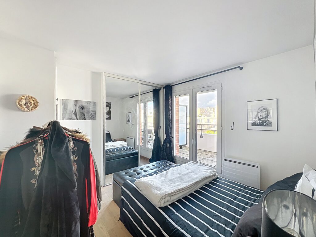 Bright 1-Bedroom with Two Terraces in Courbevoie — photo 14