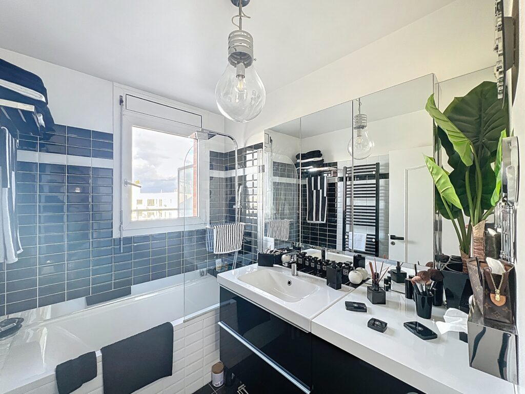 Bright 1-Bedroom with Two Terraces in Courbevoie — photo 15