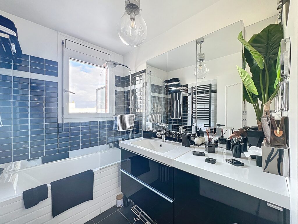 Bright 1-Bedroom with Two Terraces in Courbevoie — photo 16