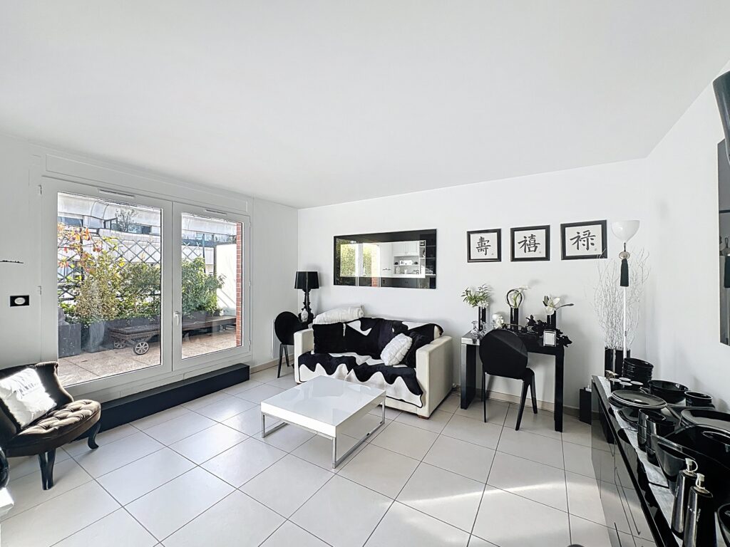 Bright 1-Bedroom with Two Terraces in Courbevoie — photo 7