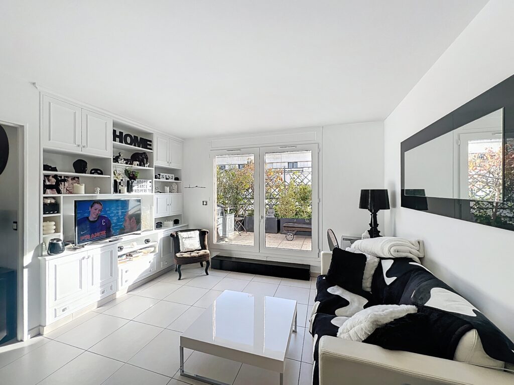 Bright 1-Bedroom with Two Terraces in Courbevoie — photo 11