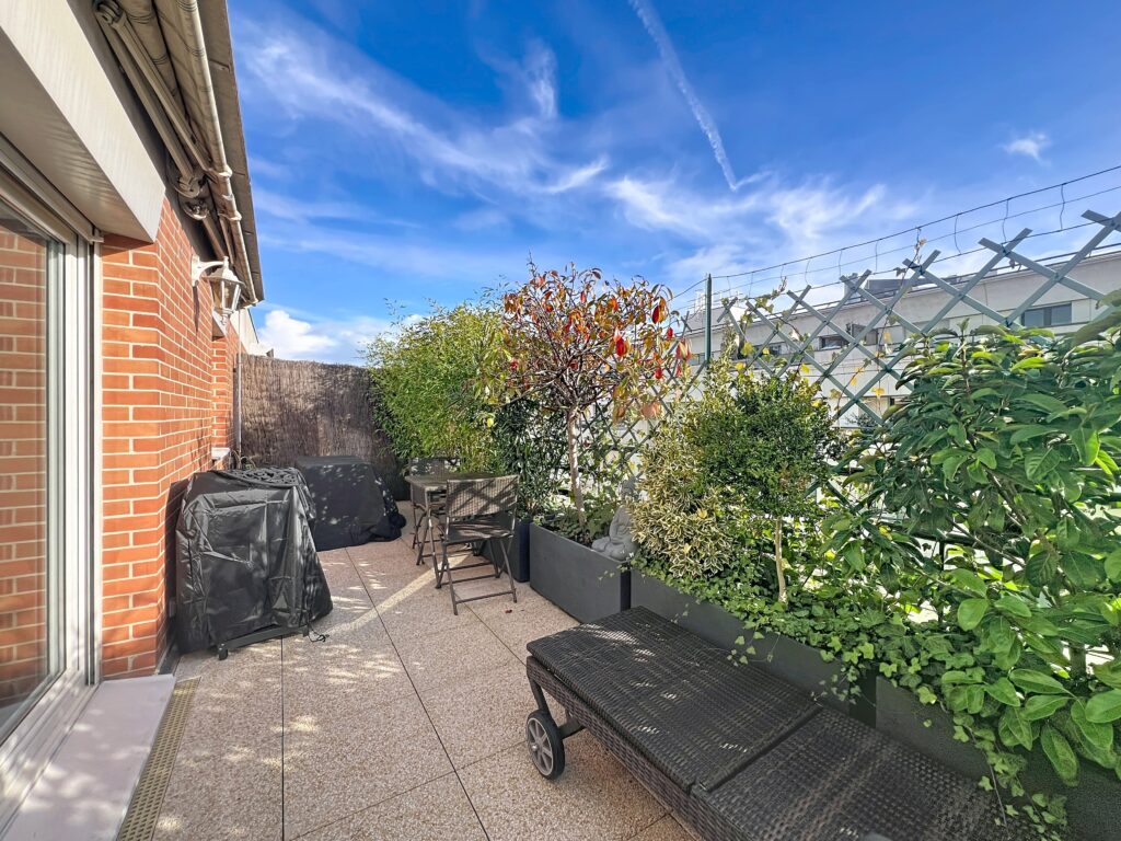 Bright 1-Bedroom with Two Terraces in Courbevoie — photo 4
