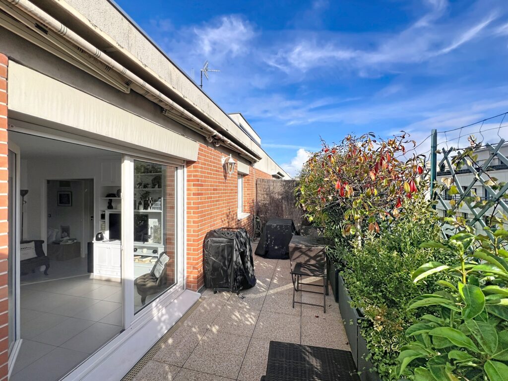 Bright 1-Bedroom with Two Terraces in Courbevoie — photo 2