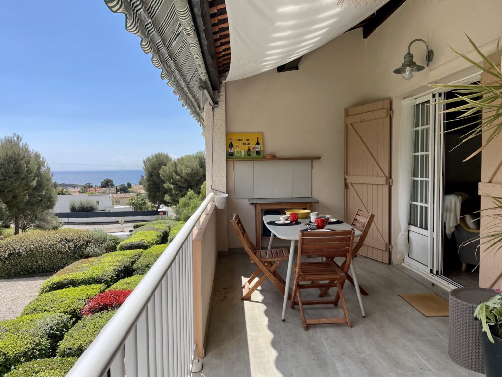 62 m² Furnished Duplex with Terrace and Sea View in Bandol — photo 1