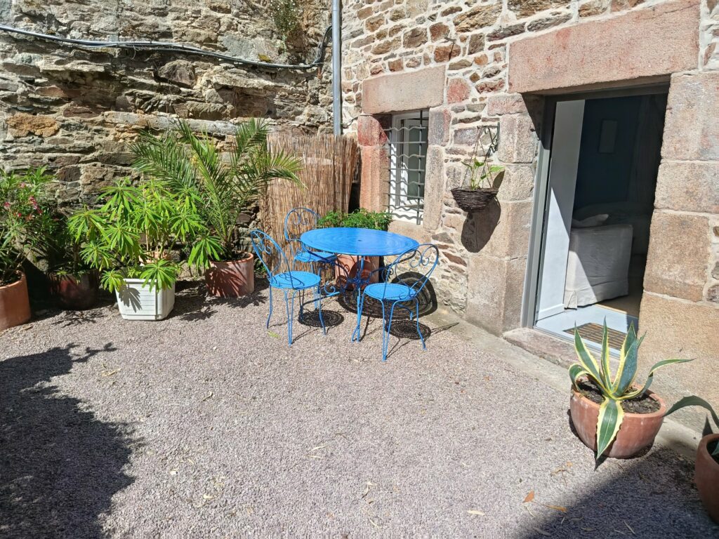 Studio meublé avec courette fleurie – Tréguier — photo 10
