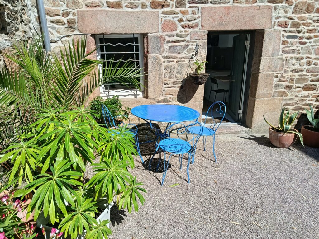 Studio meublé avec courette fleurie – Tréguier — photo 11