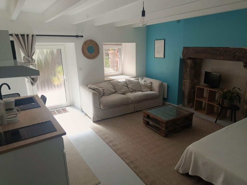 Studio meublé avec courette fleurie – Tréguier — photo 2