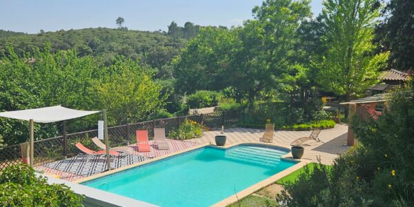 Maison provençale avec piscine et cuisine d&rsquo;été à Cotignac