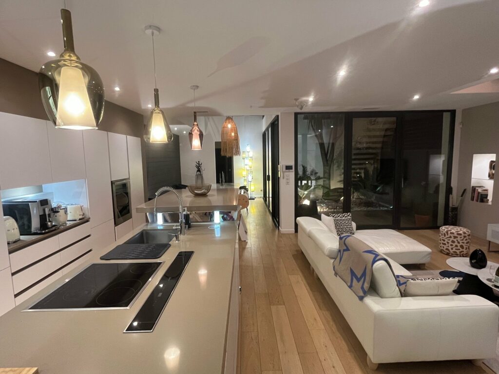 Maison meublée de 200 m² à Clarensac – Villa d’architecte loft & arts avec piscine, jacuzzi et salle de sport à 15 mn de Nîmes – photo 6