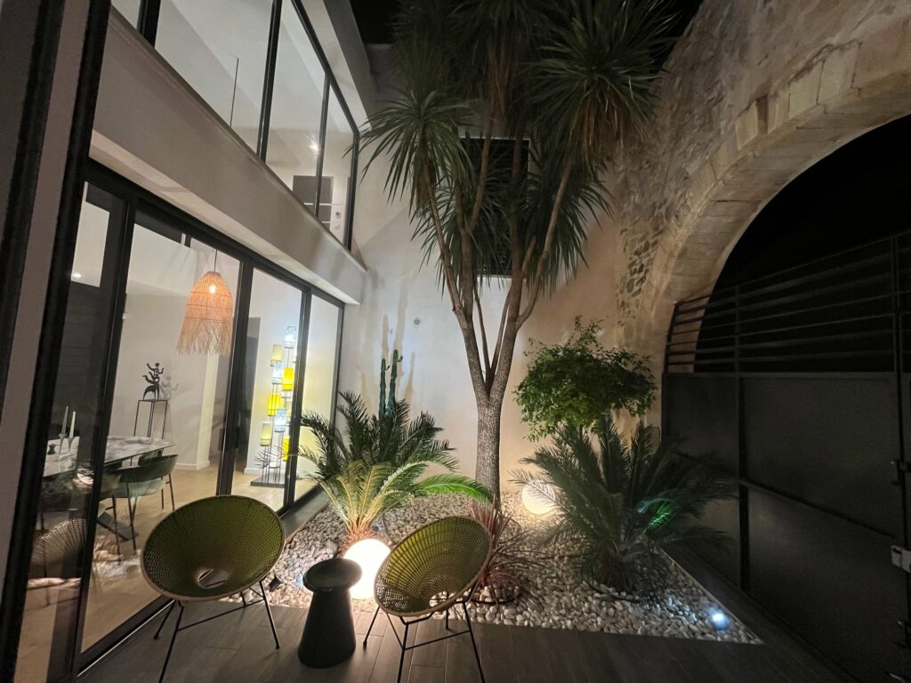 Maison meublée de 200 m² à Clarensac – Villa d’architecte loft & arts avec piscine, jacuzzi et salle de sport à 15 mn de Nîmes – photo 12