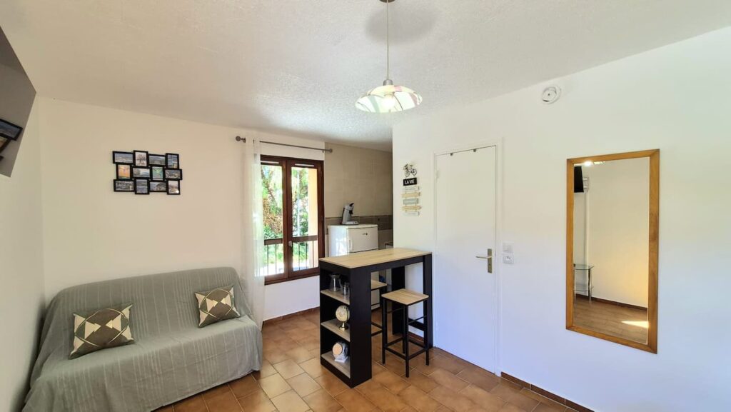 Appartement meublé de 27 m² à Le Pradet – Studio 27 m² plein sud en centre-village – Le Pradet – photo 8