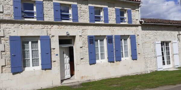 Maison meublée au calme avec jardin – Villars-en-Pons